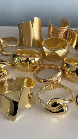 Chunky bangles always screaming luxury ✨🔥  spot your favorite 😍 To order kindly dm/whatsapp #bangles#goldjewellery #fashionaccessories#jewelrybusiness #chunkybangles#fypviral 