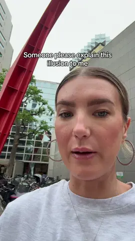 It looked like I was walking further away from the building but then it jumped from right to left. Can someone explain to me how this works! #japan #glitch #illusion #fyp 