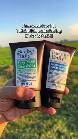 Siapa bilang cowok gabisa glowing? Dengan Paket Glowing Maksimal, wajah bersih, bebas minyak, dan cerah alami kini jadi milikmu! Paket ini dirancang khusus untuk pria yang ingin tampil percaya diri setiap hari tanpa ribet. Paket Berisi Barber Daily Acne Care & Oil Control Face Wash 100mL  Barber Daily Bright Radiance Face Wash 100mL - Acne Care & Oil Control Face Wash akan lawan jerawat membandel dan mengontrol minyak berlebih. Dengan formula gentle namun ampuh, produk ini membersihkan pori hingga ke dalam tanpa membuat kulit kering atau iritasi. Bye-bye wajah kusam dan berminyak! - Saat malam tiba, giliran Bright Radiance Face Wash yang beraksi. Dengan kandungan pencerah kulit wajah terbaik, face wash ini membersihkan sisa debu dan polusi sekaligus membantu meratakan warna kulit. Hasilnya? Wajah cerah bercahaya yang bikin kamu tampil stand out! Nikmati kemewahan perawatan wajah tanpa perlu repot ke klinik!   Cara Pemakaian: 1. Basahi wajah dengan air 2. Ambil produk kira kira 5ml/secukupnya  3. Busakan dan ratakan pada wajah 4. Bilas hingga bersih 5. Gunakan 2x Sehari #barberdaily #fyp #facewash #barberdailyfacewash 