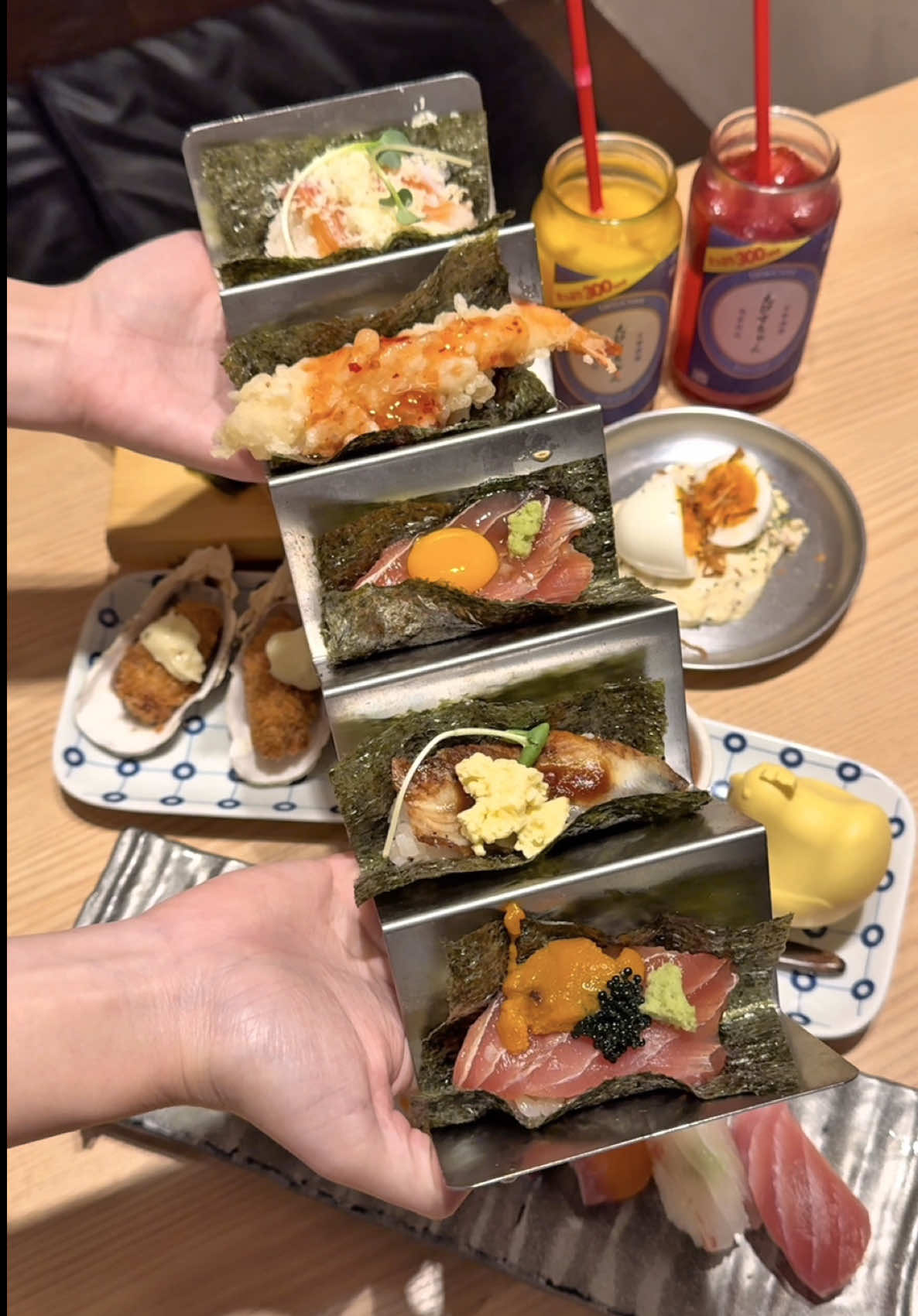 【大阪・梅田】絶対外さない！海鮮寿司居酒屋🐟🍻 新鮮で大ぶりのネタが自慢のお寿司をはじめ 手で包んで食べる新感覚の「海鮮包み寿司」 思わず写真を撮りたくなる、こぼれ落ちそうな海鮮盛りや、 とろける黄身といくらがのった「親子茶碗蒸し」など ここでしか味わえないSNS映え抜群の創作海鮮料理が盛りだくさん🍣 ドリンクの種類も豊富で、特にフルーツがたっぷり入ったフルーツサワーは絶対頼むべし！ しかも価格は超リーズナブル✨ 学生さんからOLさん・サラリーマンまで、 幅広い世代に愛されている人気店！ 大阪・梅田で居酒屋選びに迷ったら まずここに行けば間違いなし！ 📍大阪・梅田 『海鮮×寿司酒場 えびすちゃん』 気まぐれ握り盛り合わせ7かん ¥1408 きみといくらの親子茶碗蒸し ¥748 自慢のポテサラ ¥528 寿司ドック ¥528〜¥638 フルーツサワー ¥480 #PR #大阪グルメ #大阪居酒屋 #japanesefood #tiktokfood 