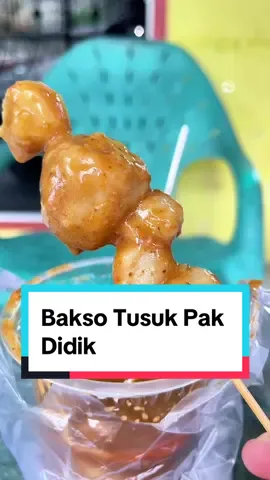 BroSis, suka makan bakso ayam pakai kuah kaldu atau kuah kacang yg pedas gurih? Kalau di sini bebas pilih loh, bahkan bisa campur sesuai selera✨ Kenalin ini penjualnya, namanya Pak Didik. Udah jualan bakso tusuk dan kuah sekitar 5 tahunan😍✨ Pak Didik asalnya dari Solo, beliau coba ngerantau ke Pekanbaru di tahun 2011. Karena saat di Solo emang basicnya jualan, saat di Pekanbaru Beliau juga berjualan jajanan di area Sekolah🥰 BroSis cobain juga deh✨🤩 _ Harga Bakso Tusuk Kuah Kacang Rp10.000/Porsi _ Bakso Tusuk dan Kuah Pak Didik ⏰ Setiap Hari, 10.00-17.00 WIB 📍 Jalan Samarinda/Kavling, (Depan Simpang Gang Seroja) ✅ Gratis Parkir ✅ Khusus Take Away ✅ Pembayaran Hanya Cash  _ 🔥 Ada apa di Pekanbaru? Cek review @brosispku 🌟 Cek beragam highlight di Instagram @brosispku 🍻 Ingin tampil di brosispku? Hubungi WA tim iklan @brosispku di bio 🌐 Follow juga IG: @brosiskerja @brosisdeal @brosisid @brosisproperty #brosispku #brosis #pku #pekanbaru #riau #kuliner #kulinerpku #culinary #food #foodgasm #foodporn #kulinerindonesia #kulinerindonesiaku #makan #makanenak #BrosisCemilan #Brosissarapan #Brosismakanmalam #BrosisPkuPekanlife #BaksoKuah #BaksoTusuk  #brosispkucontentagus