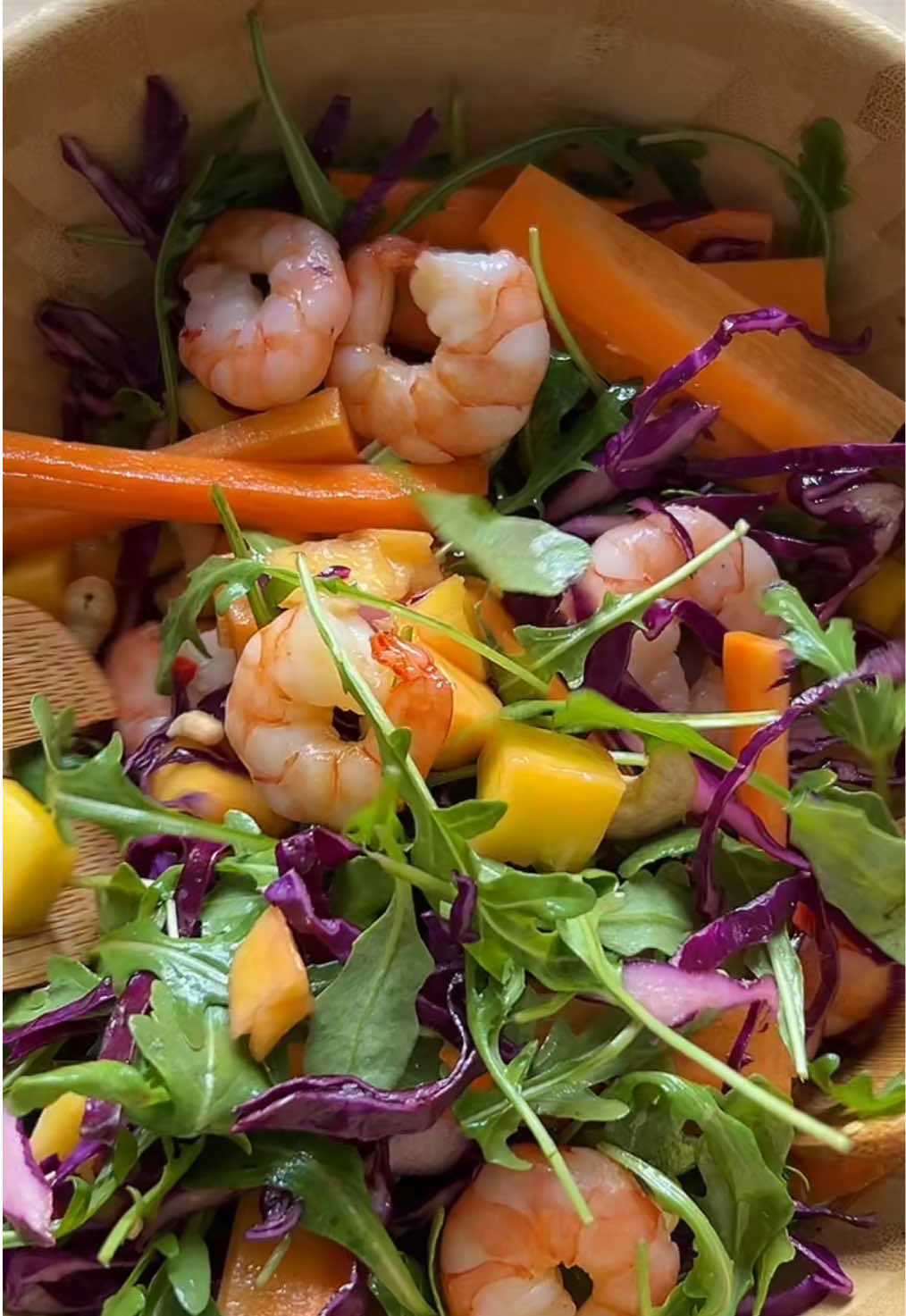 Spicy shrimp salad 🥗 A vibrant salad packed with antioxidants, healthy fats and zesty flavor #healthyrecipes #EasyRecipe #guthealth #skinfood #quickandeasyrecipe #wholefoods #foru #fyp 