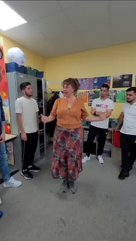 تعليم اللغة الهولندية على الطريقة الهولندية 😅😅😅