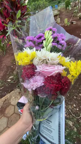 Ziarah ke makam nanda, sambil bawain bunga cantik dan indah,sekarang jadi rutinitas favorit ibuk,nak.#🥀🖤 #alfatihah #kehilangan #anakbaik #imissyou #surgauntukmu #restinpeace 