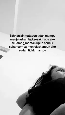 Sakit sekarang benar benar kayak udah di ambang kehancuran,aku juga mau ada yg mengerti,aku juga mau ditanyain perihal bagaimana keadaanku sekarang,skerang rasanya dunia benar benar lagi tidak berpihak kepadaku,aku benar benar tidak sedang baik baik saja,aku hancur,aku sakit,aku lelah,mental dan fisikku sudah hancur sehancur hancurnya,tapi siapa yg peduli?orang orang hanya melihat bagaimana aku marah,bagaimana aku tertawa,bagaimana aku keluyuran,tanpa mau melihat bagaimana aku berusaha bertahan hidup di tengah bisikan “bunuh diri saja,itu jauh lebih baik”. I just feel I'm very tired, I'm not strong enough to live this life full of destruction, I need someone to hug me just to say everything will be fine,tapi tidak ada,setiap pelukan yang ada itu karena aku memintanya,tapi aku tetap berterimakasih untuk orang orang yang bersedia memeluk perempuan ini#fypppppppppppppp #fypage #fypシ゚ #anaxiety #bipolar #fyppppppppppppppppppppppp 