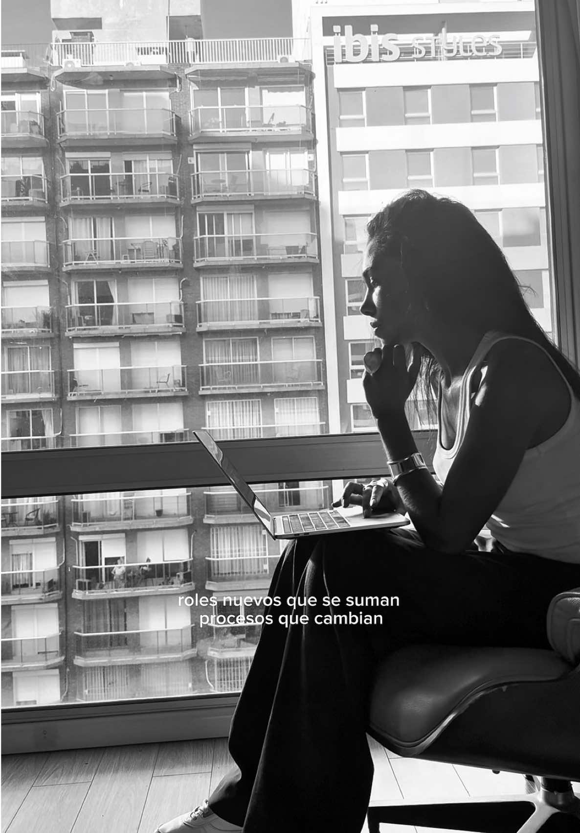 Estoy trabajando en el crecimiento de mi agencia de marketing y quiero mostrarles el proceso. Decidí empezar a documentar lo que pasa puertas adentro de mi agencia de marketing N.ST, porque si hay algo que me di cuenta en este viaje, es que cada semana en la agencia es una historia nueva. Roles que se suman, procesos que cambian, decisiones importantes que tomar todos los días. Este es el comienzo de Work Log, una nueva serie de contenidos que quiero comenzar a hacer donde les muestro el lado más real y humano de emprender. Y también quiero que este espacio sea una fuente de inspiración y herramientas reales. Voy a compartir mis aprendizajes, los errores, los aciertos y todo lo que me sirvió para crecer. Ojalá algo de lo que encuentres acá te ayude a vos también en tu propio camino 🚀 #personalbranding #marketingagency #socialmediamarketingagency #marketing #personalbrand #marketingagencylife 