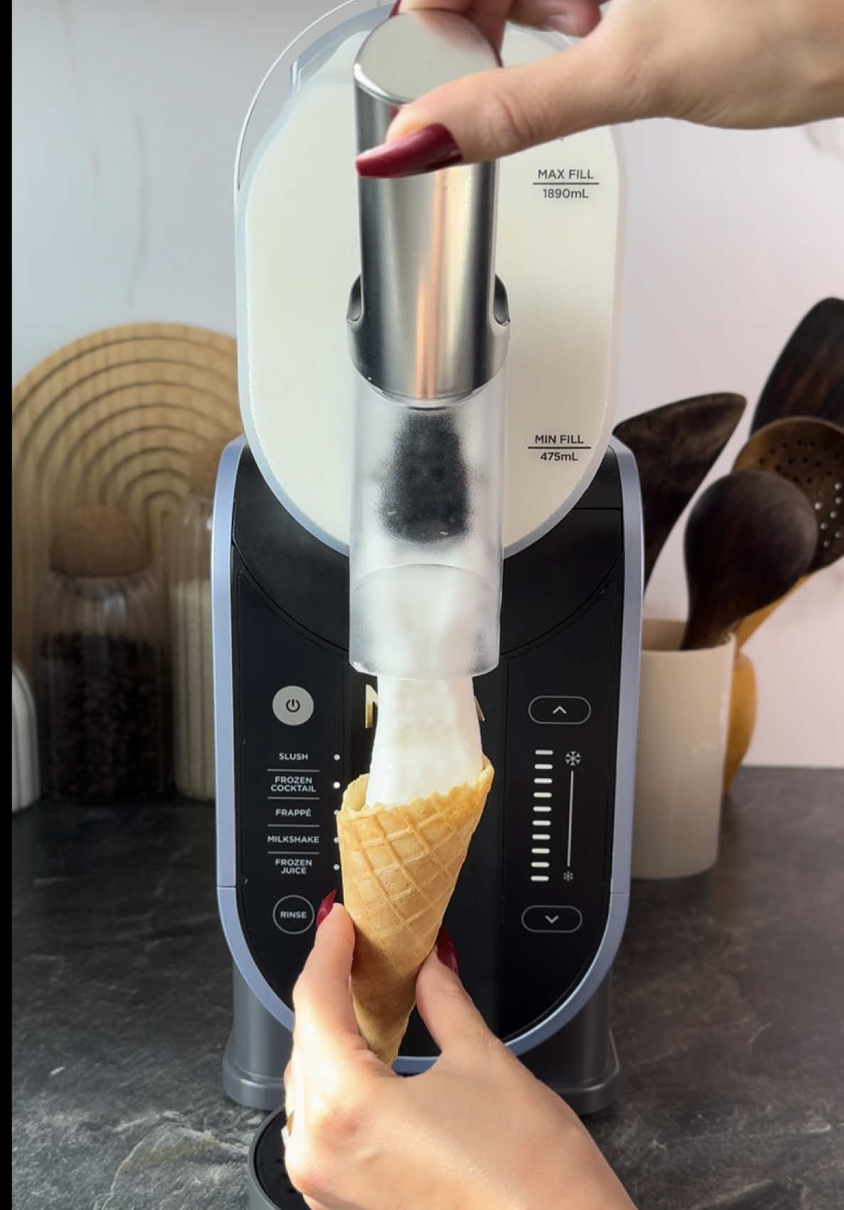 Retour du créponné algérien… cette fois dans la Ninja Slushi ! 🍋❄️ 🎁 -30 € sur tout le site Ninja France avec le code MINANINJA25 ! C’est le moment de vous équiper pour l’été ! Vous vous souvenez ? Je vous avais déjà partagé cette recette avec la Ninja Creami Deluxe (un vrai nuage en bouche 🫠). Et devinez quoi ? Avec la Slushi, c’est une toute autre texture : encore plus fraîche, encore plus désaltérante 💥🔥 Toujours ce goût unique qui rappelle Oran, les étés en famille, et la magie du citron bien frais 🇩🇿🍦 🎁  ⸻ ✨ Recette du créponné algérien : Ingrédients : 	•	1 verre de jus de citron 	•	1 c. à soupe de zeste de citron 	•	150 g de sucre 	•	500 ml d’eau 	•	1 c. à soupe d’eau de fleur d’oranger 	•	2 blancs d’œuf 	•	Une pincée de sel Préparation : 	1.	Mélangez dans une casserole : jus + zeste de citron, sucre, eau, fleur d’oranger. 	2.	Portez à ébullition, laissez cuire quelques minutes. 	3.	Filtrez et laissez refroidir. 	4.	Montez les blancs en neige avec une pincée de sel. 	5.	Incorporez-les délicatement au mélange. 	6.	Laissez reposer au frais ou congeler selon votre machine. 👉 Version Creami Deluxe : 24h au congélo puis mode Ice Cream 👉 Version Slushi : direct dans la cuve, 10-15 min en mode Slushi, et c’est prêt ! #ninjaslushi #faitmaison##bonplan #slush #slushie ##granite##ninjaslush##boisson##yum##Recipe#recette #cuisine #airfryer #slushy #citron 