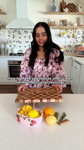 How to make your home smell freshly cleaned without actually cleaning. This simmer pot fills your house with the freshest scent using just natural ingredients. No sprays, no chemicals, just a clean vibe straight from the stovetop. ✨ Here’s the recipe: • 1 sliced orange • 1 sliced lemon • 2–3 cinnamon sticks • 2–3 rosemary sprigs • 4–5 cups of water (or enough to fill the pot halfway) Bring it to a boil, then lower the heat and let it simmer. That’s it. Your whole home will smell fresh, clean, and SO good. #HomeHacksWithCarolina #SimmerPot #CleanHomeSmell #NaturalScent #NoToxHome #FreshHomeHack #CleaningTips #DIYHomeScent 