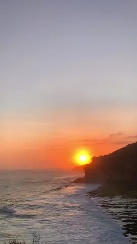 Bentar lagi bulan mei akan berakhir ada kisah apa dibulan ini yang tidak bisa terlupakan? #sadvibes #beach 