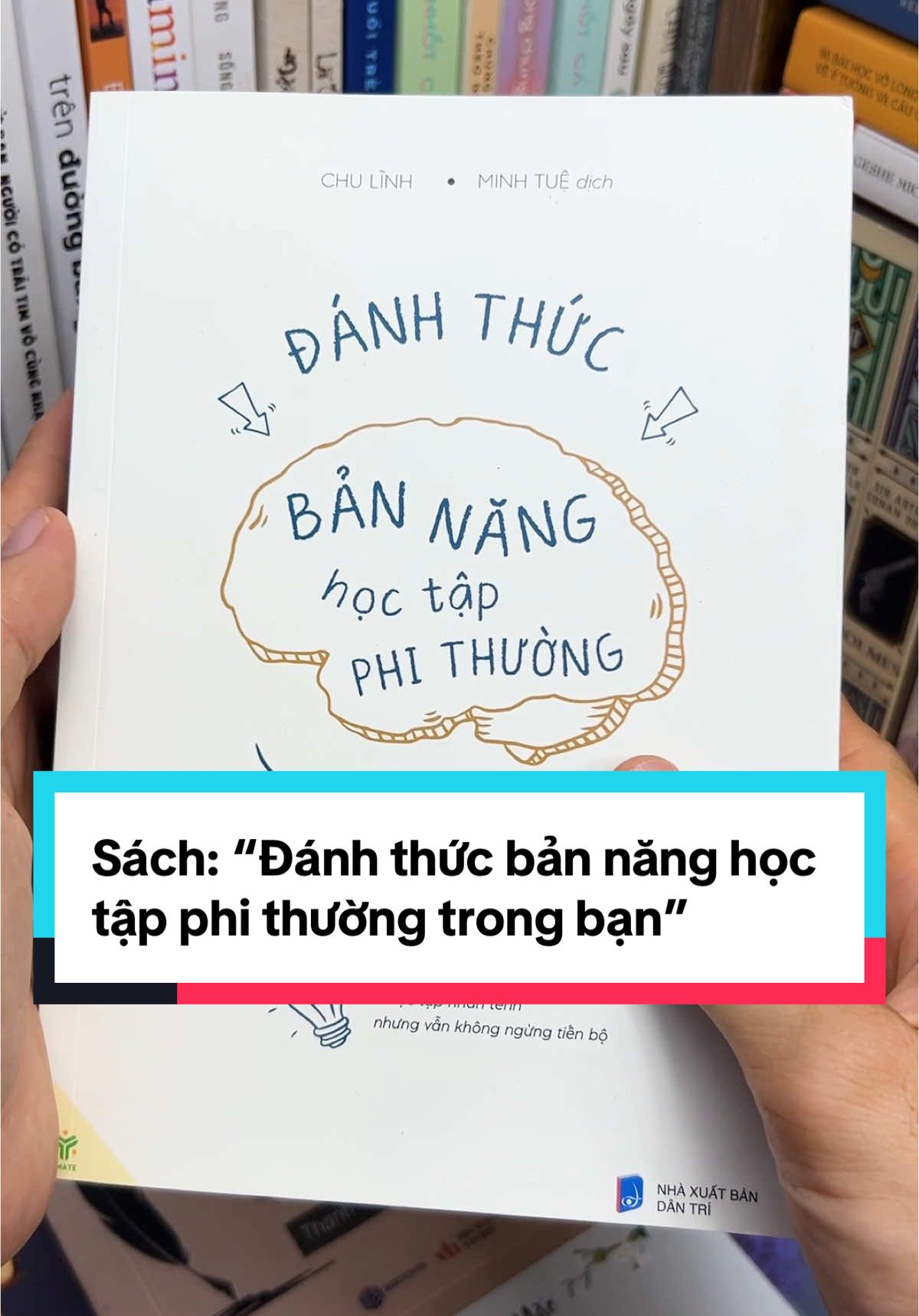 Cuốn sách chia sẻ phương pháp thao túng não bộ, để học tập nhàn tênh nhưng vẫn không ngừng tiến bộ. Đồng thời còn là một tấm bản đồ tư duy thiết yếu, giúp bạn khai thác tối đa tiềm năng học tập của mình. #danhthucbannanghoctapphithuongtrongban #sachhay #hoccungtiktok 