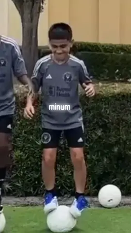 apatuh biru² 🗿👍 #rogerjr #rogerllauradojr🇺🇸 #pemainbola 