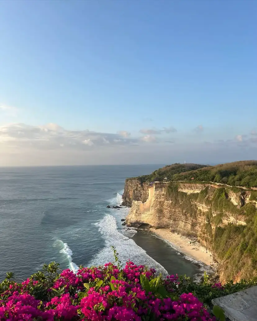 📍 Uluwatu Temple, Bali Uluwatu Temple is more than a view—it’s a moment. Here, nature, spirituality, and ancient traditions blend into something unforgettable.🌊