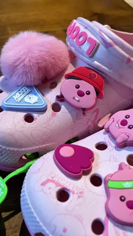 🛑 DỪNG LẠI!!!! Dép Loopy siêu cute tới đây rồi nè 😭💖 Ai đi ngang mà chưa chốt là thiệt sự… bỏ lỡ dễ thương đó nha! #CrocsLoopy #DépCute #CharmLoopy  #b#bubeostoreb#bubeostorec#crocsoutfit#D#DépChấtChoGenZC#CharmGắnDépp#pastelcharmk#kityyteamk#kittyfant#trend2025b#beachvibessummer