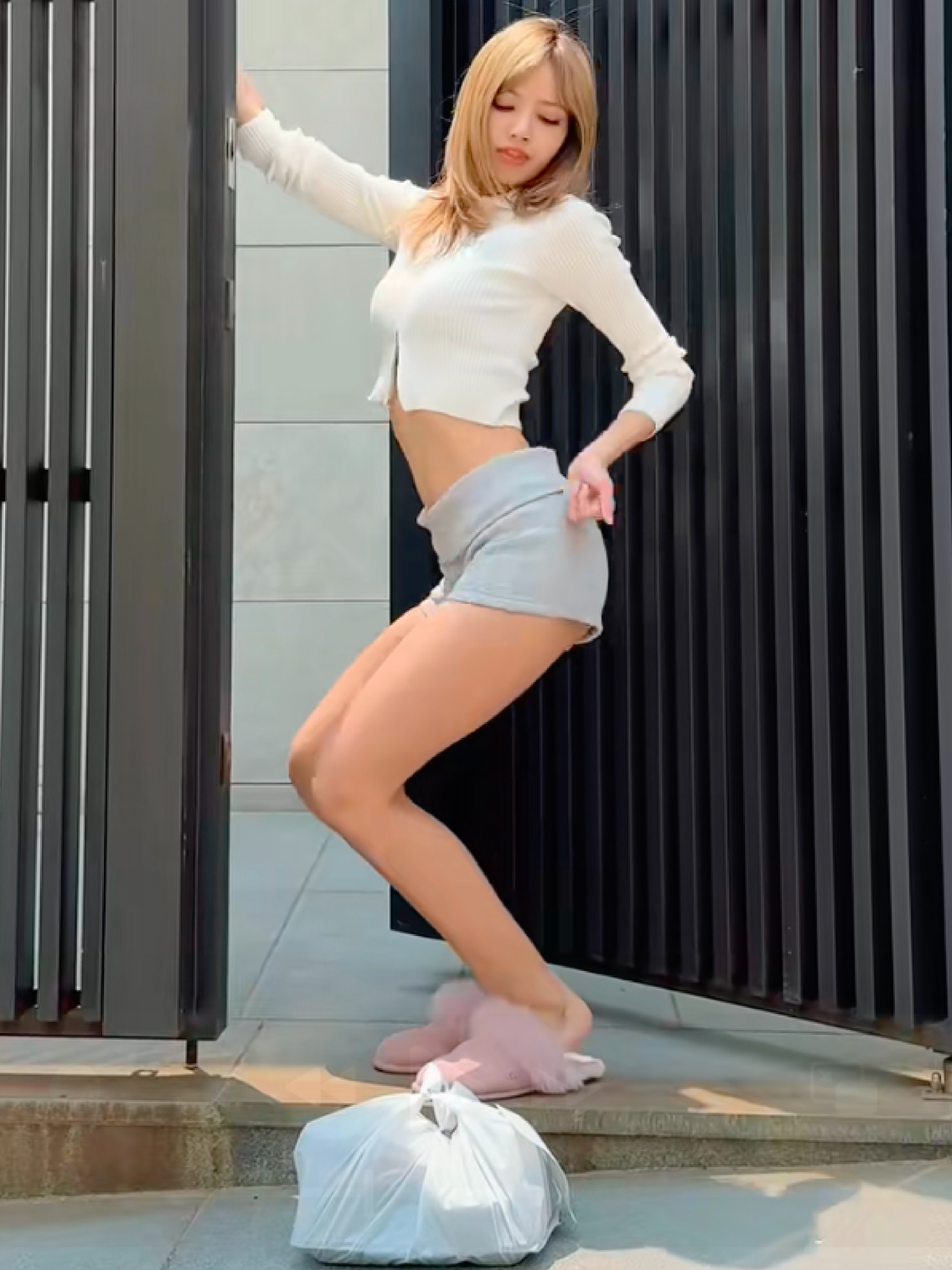 #Stylebreakdown แกะลุคลิซ่าปวดเอวแบบปึ้ง ✨ New Balance 1906R, UGG, Adidas, กระเป๋า LV ตามนี้ที่แม่เลือก @lalalalisa_m ก็คือดี คือปัง คือเพลินจิต :heartpulse: ทุบเอวขนาดนี้ นวดแผนไทยต้องเข้า ช้อปลุค When I’m With You แบบ Lisa ที่ SASOM #SASOM #สะสม #SASOMLUXBAG #LISA #LALISA #LISACLOSET #WhenImWithYou #ALTEREGO #newbalance #nb1906R #ugg #adidas #lv #lvthailand #louisvuitton #Streetwearthailand #Streetfashion