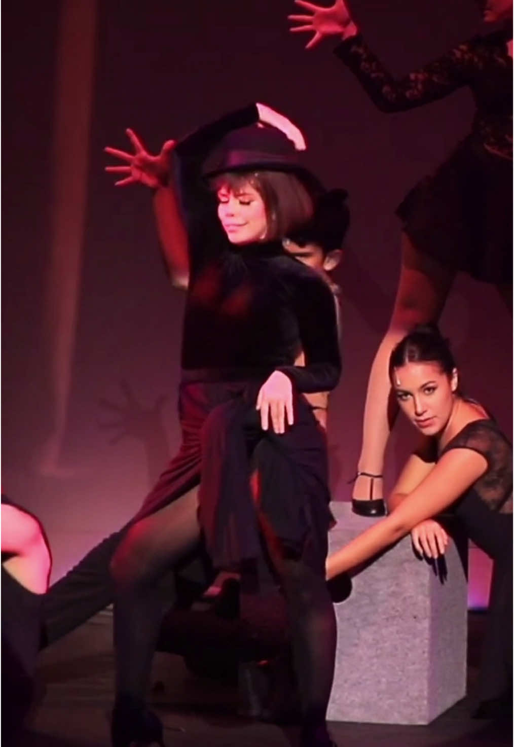 mais um #TBT e dessa vez de ‘Uma Noite na Broadway’ 🎭🖤🎷 @Fabi Bang  #fabibang #fabibangedit #fyp #musical #fabibangemyraruiz #umanoitenabroadway #allthatjazz #allthatjazzchallenge #dance 