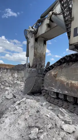 this is a big excavator namely Liebherr r9800😱😱Berikut adalah spesifikasi Excavator Liebherr R 9800: - *Mesin:* - Tipe: 2 x Cummins QSK 60 atau 2 x Liebherr D9812 - Output: 2.984 kW (2 x Cummins QSK 60) atau 3.000 kW (2 x Liebherr D9812) - *Berat Operasional:* - Dengan backhoe attachment: 800 ton - Dengan face shovel attachment: 810 ton - *Kapasitas Bucket:* - Backhoe: 47,50 m³ (dengan densitas 1,8 t/m³) - Shovel: 42,00 m³ (dengan densitas 1,8 t/m³) - *Emisi:* - Tier 2 / US EPA Tier 4f / EU Stage V - *Fitur:* - Modular design dengan umur layanan 80.000 jam - Sistem manajemen mesin Liebherr Power Efficiency – Engine Control untuk menghemat bahan bakar hingga 120.000 liter per tahun - Opsi motor listrik yang tersedia Excavator Liebherr R 9800 dirancang untuk operasi penambangan skala besar dan dapat bekerja secara efisien dengan dump truck berkapasitas besar, seperti Liebherr T 282 C. Desainnya juga mempertimbangkan keamanan dan kemudahan akses untuk perawatan ¹.#fypviralシ #fypage #fyppppppppppppppppppppppp #fypforyou #liebherrr9800excavator 