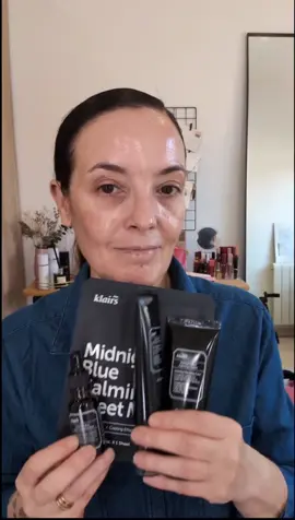 Buenos días guapazas  Vengo con la reseña de varios productos de la línea  Midnight Calming Blue de @klairs.global @dear_klairs_influencers  🌠Midmigth Calming Blue Mask Está pensada para todo tipo de pieles, pero la agradecerán aquellas que están más expuestas a las rojeces, a la inflamación o a la hipersensibilidad. Contiene centella asiática, extracto de corteza de sauce y aceite de árbol de té, potentes calmantes y antiinflamatorios cutáneos 🌠Midnight Blue Youth Activating Drop Con péptidos EGF y FGF , el color azul se lo da el guaiazuleno, extraído de la camomila  Nos ayuda con la  recuperación de células epidérmicas y la producción de colágeno y elastina. 🌠Midnight Blue Clearing Water Cream es una hidratante en gel ligero,  diseñado para calmar la piel sensible e irritada al mismo tiempo que proporciona una hidratación profunda y duradera. Con una fórmula innovadora que ataca el enrojecimiento y la inflamación, esta crema es la elección perfecta para pieles delicadas y reactivas 🌠Midnight Blue Calming Cream Una crema más densa, con más cuerpo, pero que protege la piel de las irritaciones y del estrés Entre sus propiedades, destaca su efecto calmante ante inflamaciones o daños de la piel y su efecto regenerador. Está línea me parece fantástica, con la crema no es la primera vez que repito, la crema en gel me parece perfecta para el tiempo que se viene La mascarilla es perfecta y el serum me parece una maravilla, con una fórmula buenísima, deja la piel increíble. Los podéis encontrar en yesstyle y con mi código MRSNINES10 tenéis descuento  #klairs #klairs_yesstyle #kbeauty #klairsbluecream #rednessrelief #sensitiveskin #klairs_blue drop #blue water #klairswatercream #acnetreatment@YesStyle @YesStyleInfluencers @Dear Klairs 