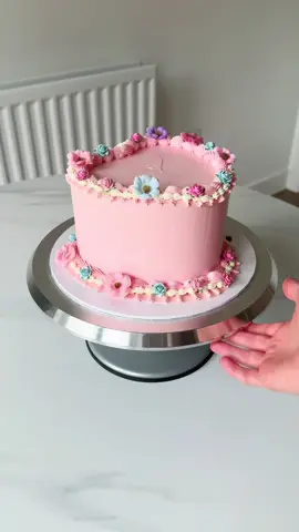 decorate the prettiest floral cake with me 🌸💐💗 #cakedecorating #caketutorial #bakersoftiktok #heartcake #beginnerbaker 