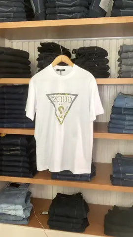 لما تروح تشتري طقم انت وصاحبك #guess #shirt #shose #fyp #viral #explore 