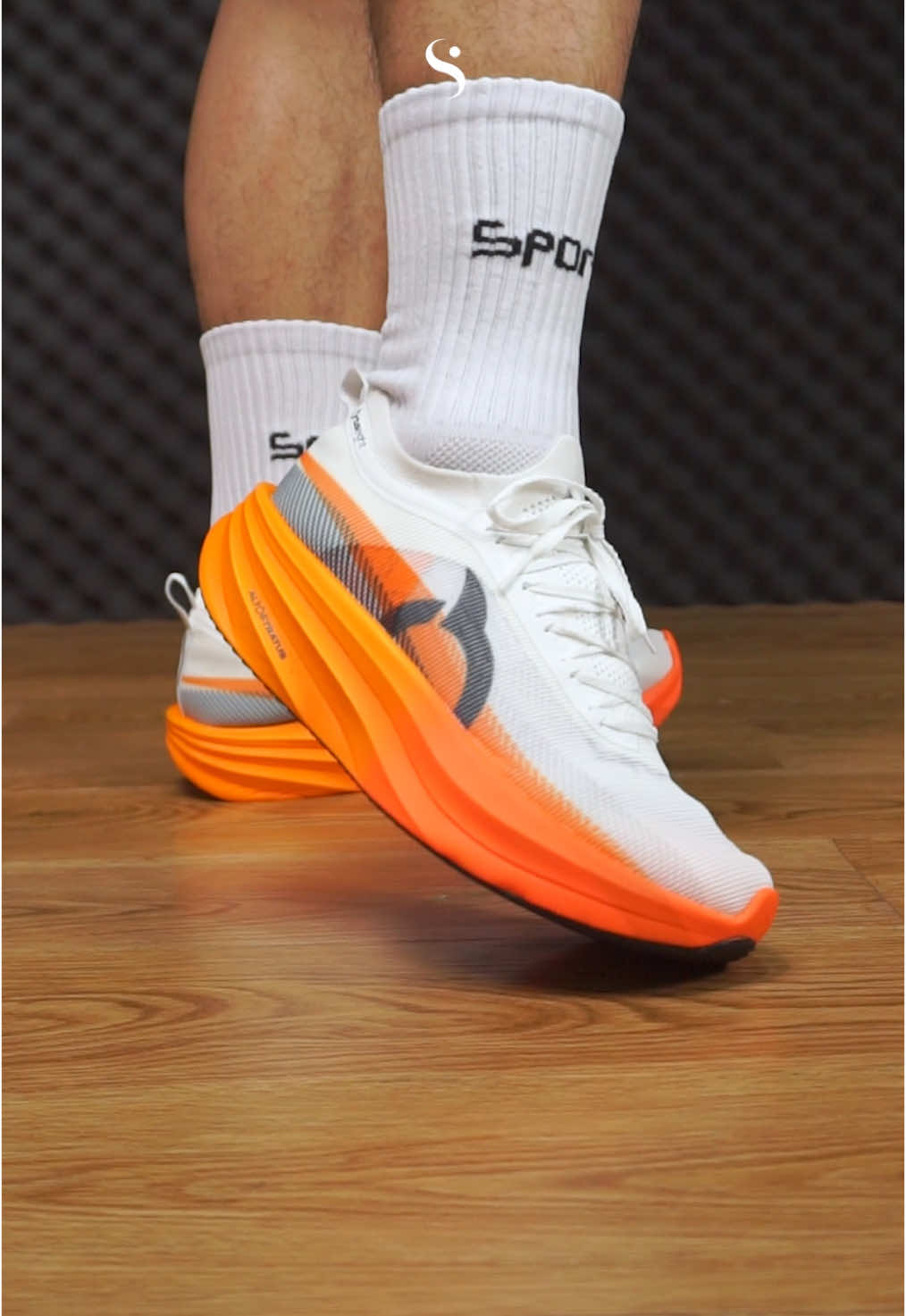 Salah satu opsi sepatu running carbon plate ternyaman, idaman Mimin nih! 😍✨ (Ortuseight Hypersonic 2.0) Misdole empuk dan rensponsif ditambah fitur carbon plate serta upper mesh breathable bikin performa lari makin mantep sob!👍 Buruan amanin size lo sekarang sob! 🙌 Rekomendasi untuk : race run, long run, training Tipe sepatu : reguler fit Berat sepatu (size 42) : 221 gram #sepatuoriginal #sepaturunningoriginal #pakaisepatu #ortuseight #belidisportiidaja #orderdisportiidaja #sportiidkiblatsportsangjuaara #sportiid 