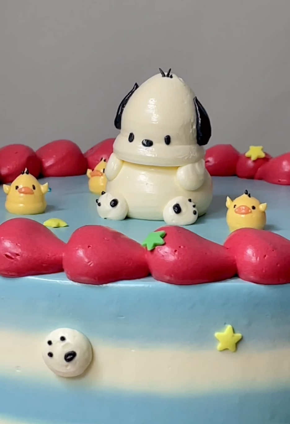 Pochacco doesn’t get enough love❤️  #pochacco #sanrio #kawaii #cake #cakedecorating #satisfying #bespokecakes #londonbaker #cakesoftiktok #pipingbuttercream 