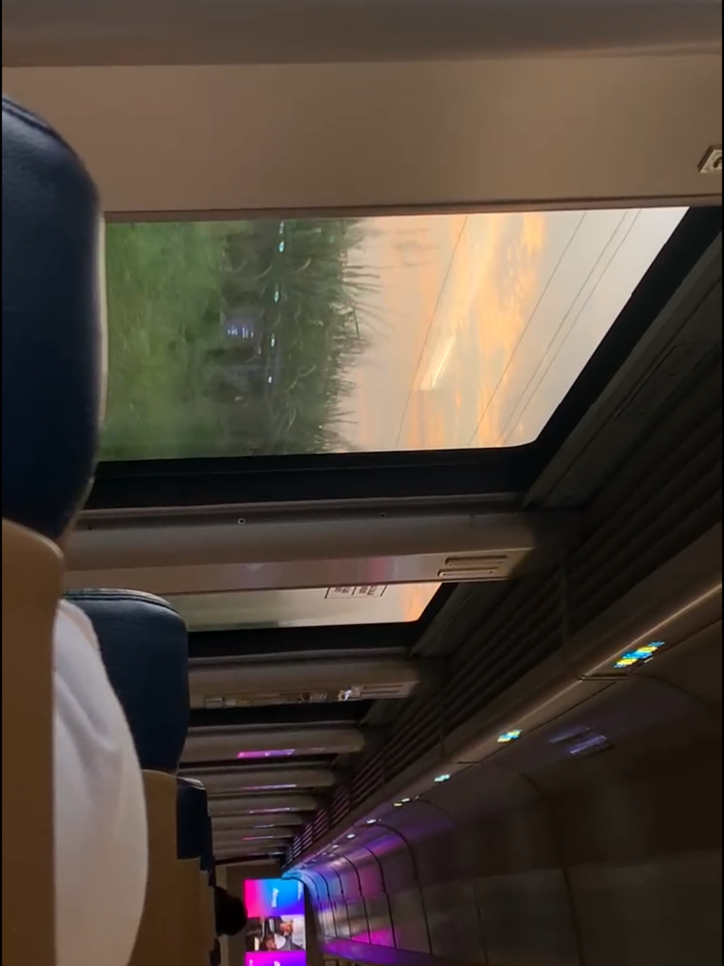 masi belom bisa move on sunrise di ka  Majapahit 😔 plis ajak aku naik Majapahit lagi 😮‍💨 #kai #keretaapi #majapahit #kai121 #fyp #keretaapiindonesia #cinematic #promomakangajian #traveling #solotrip #sukasolotraveling #fypシ゚ 