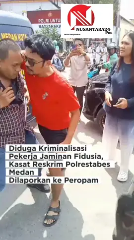 Diduga Kriminalisasi Pekerja Jaminan Fidusia, Kasat Reskrim Polrestabes Medan Dilaporkan ke Propam Medan – Kasus penemuan kendaraan minibus yang masih terdaftar sebagai objek jaminan fidusia oleh pekerja perusahaan pembiayaan di Medan justru berbuntut kriminalisasi. Empat pekerja dari pihak perusahaan ditetapkan sebagai tersangka oleh Polrestabes Medan tanpa penyelidikan menyeluruh terhadap status hukum kendaraan, yang memicu pelaporan terhadap sejumlah oknum polisi ke Divisi Propam Polda Sumut, Kamis (29/5/2025). Peristiwa terjadi pada Rabu, 21 Mei 2025, ketika tim Pekerja Objek Jaminan Fidusia (POJF) menemukan kembali kendaraan minibus jenis Toyota Avanza berwarna putih, dengan nomor polisi asli BK 1187 NK, yang diketahui telah lama hilang. Kendaraan tersebut telah berubah warna menjadi hitam dan menggunakan nomor polisi palsu BK 1813 VV, diduga untuk mengaburkan status aslinya. Kendaraan ini merupakan objek jaminan fidusia yang masih sah terdaftar di Kementerian Hukum dan HAM RI, berdasarkan nomor pendaftaran W2.001500173.AH.05.01 Tahun 2015, tertanggal 13 Juli 2015. Namun, ketika negosiasi antara pihak perusahaan dan pemilik kendaraan dilakukan di Polsek Medan Kota, tidak ditemukan titik temu. Tak lama kemudian, Tim Resmob Polrestabes Medan datang dan membawa empat orang POJF ke Mapolrestabes. Mereka kemudian ditetapkan sebagai tersangka dugaan perampasan, tanpa pendalaman terhadap fakta hukum fidusia. “Dalam rekaman video yang kami miliki, terlihat jelas bahwa justru pemilik kendaraan bodong yang terlebih dahulu merampas ponsel milik POJF saat didokumentasikan. Namun klien kami malah yang dituduh merampas dan ditahan,” jelas Baresman Siallagan, SH, MH, selaku kuasa hukum, didampingi timnya: Dr. Longser Sihombing, SH, MH, dan rekan. Dalam konferensi pers yang digelar Kamis, 22 Mei 2025, Kapolrestabes Medan Kombes Gidion Arif Setyawan menyampaikan bahwa barang bukti dalam kasus ini adalah satu unit mobil Avanza hitam dan satu unit iPhone 12 Pro Max. Namun, dalam pernyataannya, Kapolrestabes tidak menyebutkan identitas kendaraan asli yang masih terikat fidusia, yang justru menjadi inti perkara. Merespons tindakan yang dinilai tidak sesuai prosedur dan cenderung mencoreng asas keadilan, kuasa hukum melaporkan: Kasat Reskrim Polrestabes Medan, AKBP Bayu Putro Wijayanto Kanit Reskrim IPTU Eko Sanjaya Penyidik Pembantu Aipda Ermanto P. Banjarnahor Laporan telah diterima oleh Divisi Propam Polda Sumatera Utara dengan nomor registrasi: SPSP2/101/V/2025/Subbagyanduan, tertanggal 28 Mei 2025. Selain itu, tim kuasa hukum juga telah mengajukan permohonan praperadilan ke Pengadilan Negeri Medan dengan nomor akta permohonan: 35/Pid.Pra/2025/PN MDN, tertanggal 28 Mei 2025. Secara paralel, pihak perusahaan pembiayaan juga telah melaporkan debitur atas nama kontrak yang mengalihkan objek jaminan secara sepihak dan tanpa pemberitahuan. Laporan tersebut terdaftar dalam STTLP/B/793/V/2025/SPKT Polda Sumut. “Upaya ini kami tempuh untuk memastikan bahwa hukum ditegakkan secara objektif, tanpa keberpihakan, dan menjunjung tinggi asas keadilan bagi pekerja yang menjalankan tugasnya sesuai aturan,” tutup Dr. Longser Sihombing.