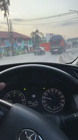 kau mengenggam ku menadahnyaa