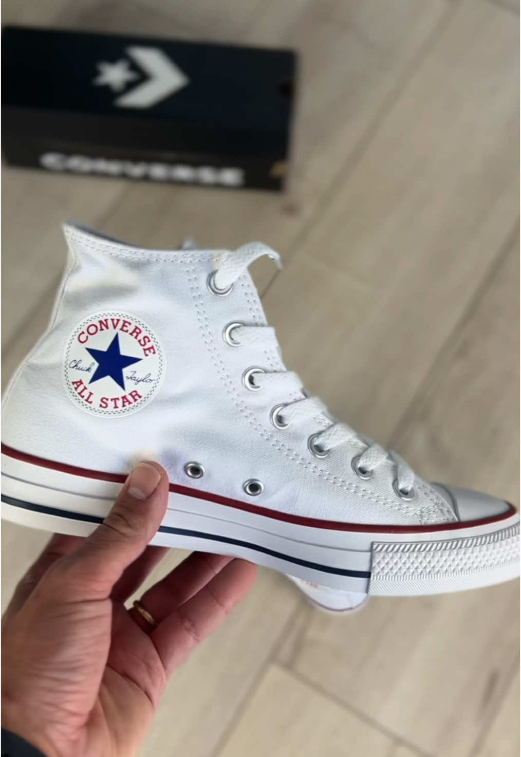 👟 Pulite. Iconiche. Inarrestabili. Le Converse All Star Alte Bianche non passano mai di moda. Leggere, unisex, versatili: perfette per ogni stagione e ogni look. Che sia streetwear o minimal, queste sono la base perfetta per ogni outfit 🔥 📲 Disponibili ora su www.alexanderjohn.it ✔️ 100% originali 💯💶 Pagamenti sicuri con carta 🏦 Paga in 3 rate con Klarna 🤝 Anche pagamento alla consegna 💳 PayPal? Certo. 📦 Spedizione veloce in tutta Italia Le scarpe che conosci. Lo stile che non dimentichi. #converseopticalwhite #converseallstar #alexanderjohn #scarpeunisex #sneakersbianche #converselovers #streetstyleitalia #sneakersuomo #sneakersdonna #modaclassica