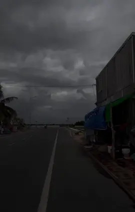 Tử tế là lúc không ai nhìn vẫn đặt chiếc ghế lại cho ngay ngắn Là khi nghe một lời chua chát, vẫn đáp lại bằng im lặng dịu dàng Là cách giữ cho tâm hồn không trầy xước, trong một thế giới cứa người bằng những điều nhỏ nhặt nhất...