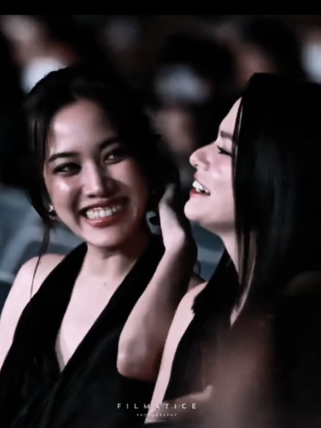 if the world was ending, i’d wanna be next to you 🎶 SAROCHA REBECCA AT KAZZ AWARDS #KazzAwards2025xFreenBecky #srchafreen #beckysangels  #freenbecky #freensarocha #beckyarmstrong #FreenBecky #coupleoftheyear 