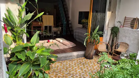 lâu lâu trông nhà cũng điện ảnh ra phết, chỉ thế thôi mà mình có thể sĩ hết phần còn lại của cuộc đời. mong một ngày đẹp trời, bạn sẽ ghé nhà chơi. #duongstation #tramduong #studio #studioghibli #homestay #homestaysaigon 