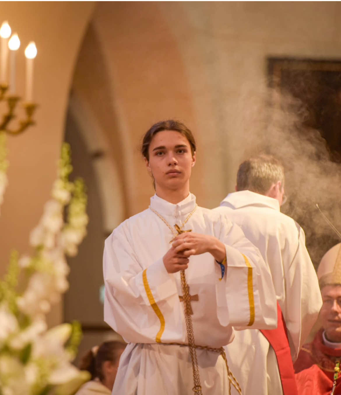 Voici la préparation des charbons pour la messe. Il est bien de rajouter des charbons une à deux fois pendant la messe (généralement pendant la liturgie de la parole, avant l’évangile, puis cela dépend des paroisses, mais aussi à la prière universelle).  L’odeur de l’encens est très souvent agréable au nez, et le son produit par la raisine est tout autant satisfaisante 😅 Je vous prie de bien vouloir m’excuser d’avoir confondu certains mots (charbons encens…) durant la vidéo. Ce qu’il faut retenir, c’est que le charbon c’est le cercle noir, et l’encens est une raisine contenue dans la navette. Partie 2 disponible sur mon compte ! #service #liturgie #catholic #asmr 