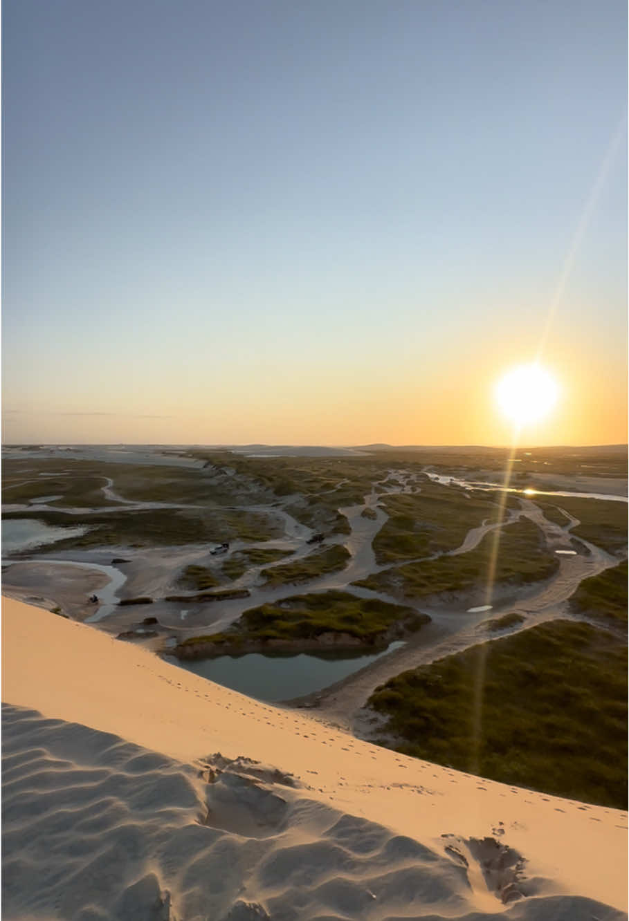 Parece até montagem né😮‍💨 Jericoacoara é linda🤩 WhatsApp (88)99659-7460 Instagram @top.turismojeri #pordosol #jericoacoara #ferias #paraiso #duna #vemprajeri 