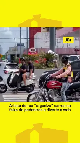 🚦 Uma cena inusitada viralizou nas redes! Um artista de rua foi flagrado “organizando” os carros que pararam sobre a faixa de pedestres, como se estivesse dirigindo o trânsito com gestos teatrais. A performance arrancou risadas dos internautas e virou meme. 🎥 Reprodução #jornaldebrasilia #viral #artistaderua #faixa #transito #humor #urbanidade