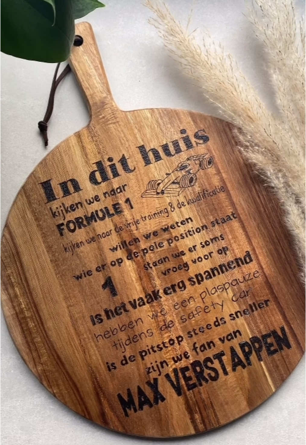 We hebben een mooie bestelling binnen gehad voor een Formule 1 plank!🏎️.                 Hoe vind jij het ogen?👀.               #houtbranden #bestelling #formule1 #woodburning #pyrography #cadeautip #gepersonaliseerd #workshop #handmade #handgemaakt #thuis 
