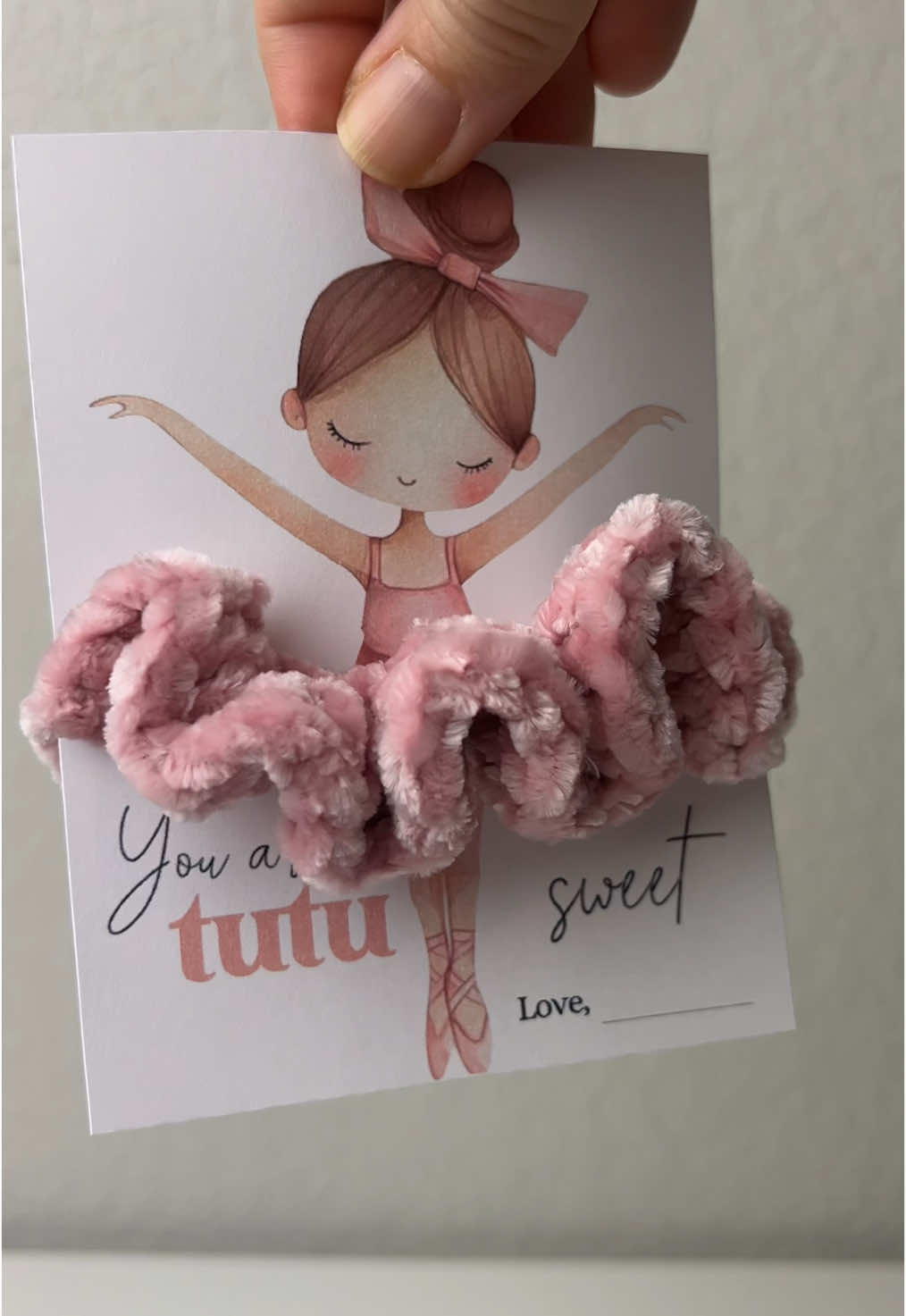 These are tutu cute! 🩰 We made these scrunchies & cards for an upcoming dance recital! For the scrunchie, attach your yarn to an elastic band and work 48 sc in round 1, and then for round 2, work 2 dc in each stitch for a total of 96 stitches. Super quick and super cute! Free Printable by @aliro.byange  🧶 @bernatyarn Velvet #crochet #crochetideas #crochetscrunchie #crochetgift #crochetersoftiktok #yarn #yarnaddict #ohmeohmycrochet 