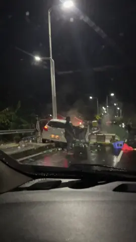 jadi begini kronologinya, mobil brio di samping mobil ku, terus tiba tiba keluar jalur habis itu aku mau nyalip tapi tiba tiba di belok lagi ga jelas, ending nya ga jadi nyalip aku bel terus malah dia tancap gas lalu nabrak, dan dari komen” katanya orangnya baru belajar mobil 😇😇 be safety semuaaaa