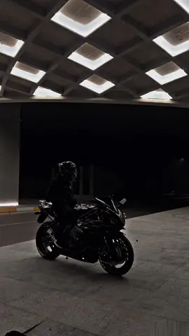 کەسێکی باش بە  بەڵام کاتت بە فیڕۆ مەدە بۆ سەلماندنی #🖤 #motor #motorcycle #🤍 #cbr1000rr #ماتۆر #هەلەبجەیشەهید #aktiv #foryour #honda #black 