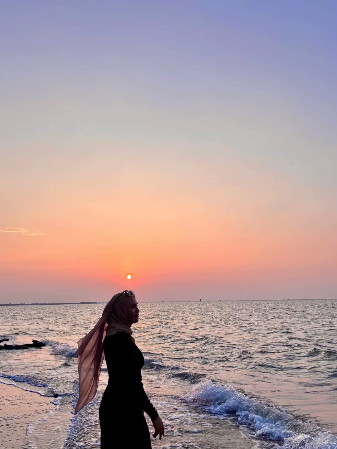 Kalian pasti ga percaya kalo ini di indramayu.. hehe Sunsetnya cantik sekali masyaallah 🥹  Cobain kesini yuukk Htm 15.000 (2orang 1motor) 📍Pantai panjiwa  #pantaipanjiwaindramayu #pantaipanjiwa #lautindramayu #sunsetindramayu #indramayupride🏴‍☠️  #indramayuhits @Wonderful Indramayu 