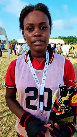 Com gratidão no coração, a atleta de endurance Zenilda de Oliveira deixou a sua mensagem após ser premiada no 1.º Concurso Nacional de Endurance, Barra do Cuanza. Foi a sua primeira participação e uma experiência inesquecível. A jovem destacou a importância de oportunidades como esta, que permitem que mais mulheres mostrem o seu valor, tanto nas pistas como na vida. O Ministério continua firme no compromisso de apoiar talentos que inspiram a juventude a ir mais longe! MINJUD, com a juventude e pelo desporto! #EnduranceAngola #DesportoQueUne #JuventudeAngolana #Planadesporto #MINJUD #Angola50Anos #SomosMINJUD