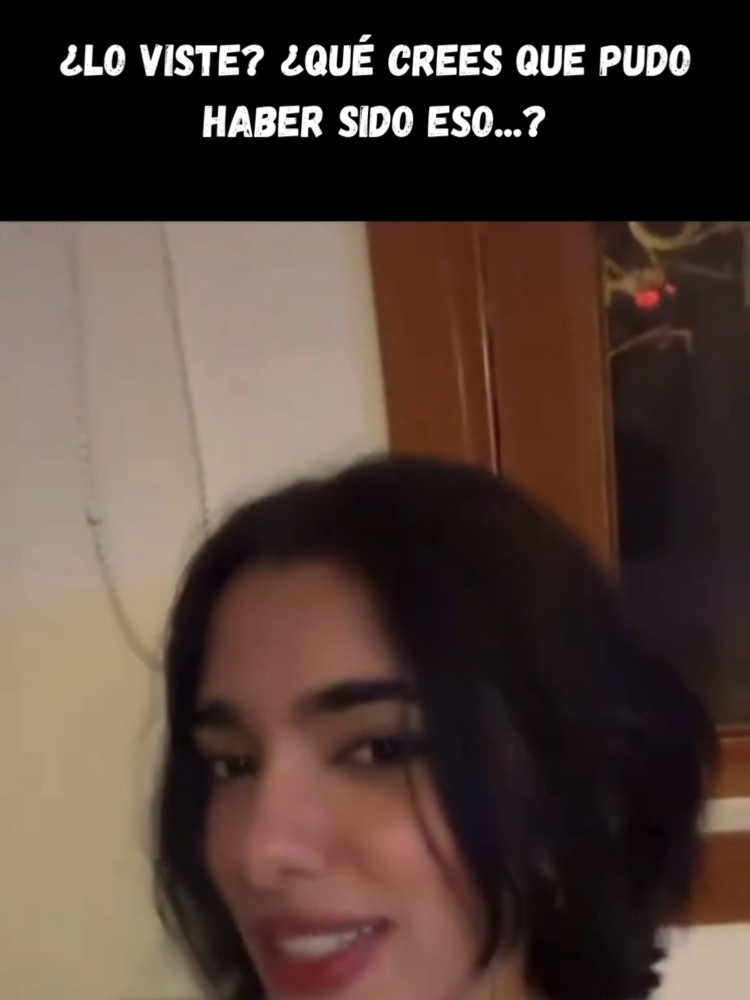 👁️ Ella hablaba tranquila... pero en la ventana apareció algo que no debería estar ahí. ¿Lo viste? ¿Qué crees que era...? 🔗 Link en la bio para más grabaciones reales. 💀 Suscríbete si te animas. #Terror #Paranormal #Fantasmas #Escalofriante #Misterio #CaptadoEnCamara #ActividadParanormal #Sustos #VideoReal #Shorts #ExoDoom