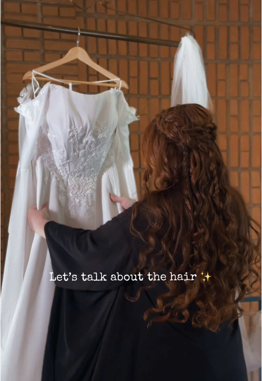 Tranças que evocam donzelas medievais, texturas livres como o vento — um penteado que une o encanto antigo à leveza do presente. Esse é o poder do boho hair 🧝🏼‍♀️✨ #MakeYourBohoHair #BridalHairMagic #HairInspo #BridalHair #penteados #hairstyle #foryoupage #cabelos #foru #belezafeminina #trancas #penteadocomtrança #bride #castelo #castlecouturebride #bohostyle #medieval #medievalhairstyle #medievaltiktok #medievalhair #mulhereslindas #fantasia #magia #magianotiktok #amor #loveyou #lovestorychallenge #casamentonocastelo #contodefadas #tematico 