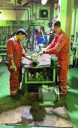 Assisting correctly on a vessel is an art in itself. #sealife #seaman #sailor #short #работавморе🚢⚓🌊 #рекомендации #судомеханики #budni_mechanika #буднимеханика #моторист #юморок #story #story #ржака #механик #мореманы #philippines #ukraine #ukraine🇺🇦 #indonesia #greece #singapore #malaysia #одесса #киев #украина #украина🇺🇦 