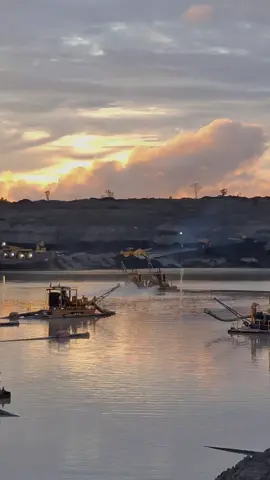 berlayar lah dengan nahkoda barumu nona, sampan tanpa atap ini tak pantas berlayar bersamamu😇 #kulitambang👷 #storytambang #storytambang #kulitambangbatubara #dewateringpump #fyp #fyppppppppppppppppppppppp #fypage 