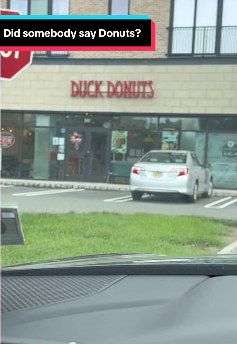 Let’s get a 6 pack from Duck Donuts @OfficialDuckDonuts #duckdonuts #donuts #review 