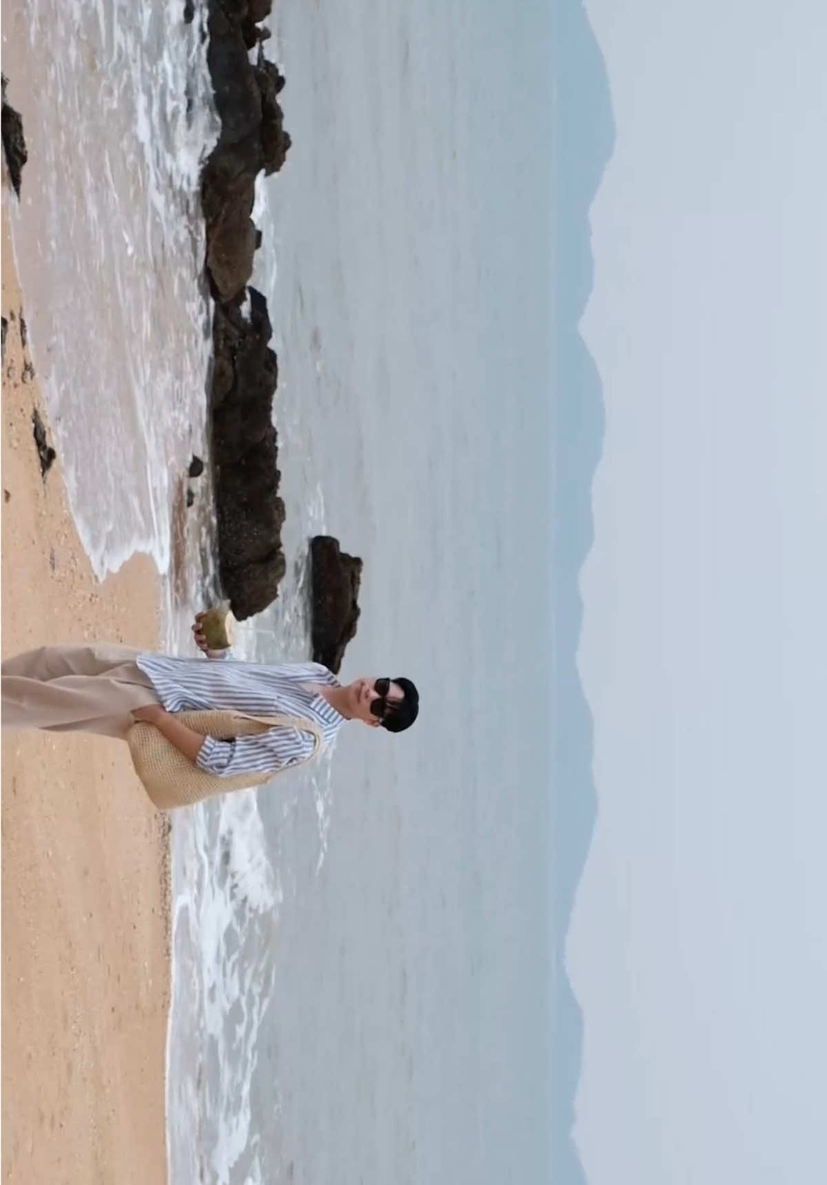 Gia nhập hội ae tay cầm quả dừa mặc áo sọc xanh :))  #thanhthichmacdep #beachvibes #Summer #beachoufitidea #fypシ゚viral #outfitforyou #mystyle 