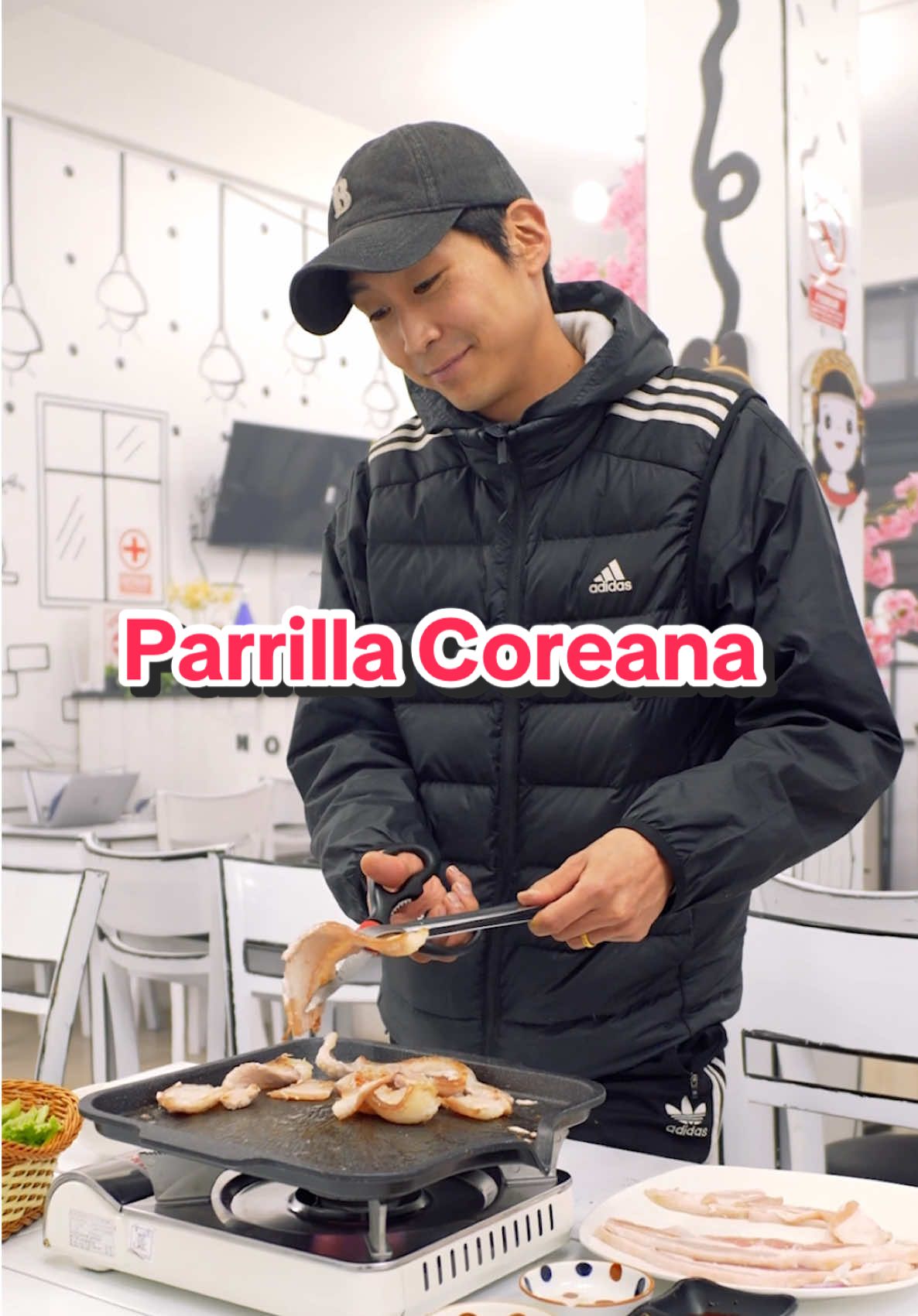 🥢 Parrilla coreana que enamora 🍖🔥 Deliciosos cortes de cerdo, vegetales frescos y el toque único de Corea para compartir y disfrutar como en un K-Drama. Vive la experiencia auténtica de la parrilla coreana (Samgyeopsal) solo en Annyeong. 📍 Encuéntranos en Arequipa y Juliaca. #ParrillaCoreana #Samgyeopsal #ComidaCoreanaPerú #Annyeong