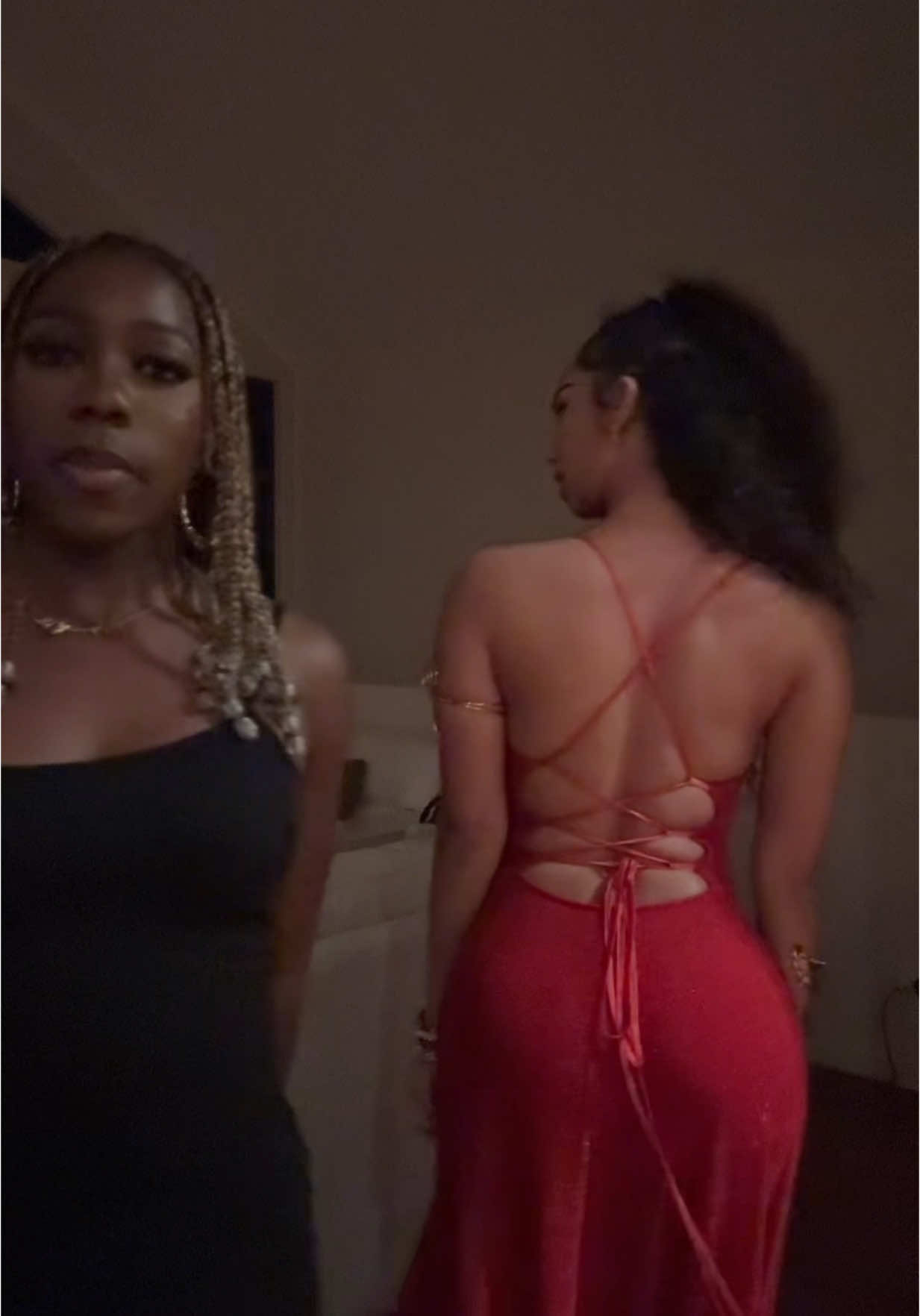 Now let’s hear it for the back of the dress🙌