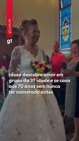 Nunca é tarde para amar! Aos 70 anos e sem nunca ter namorado, Maria Lúcia dos Santos se casou com Clemente dos Santos, de 84, em uma cerimônia emocionante em Goioerê, no Paraná. Maria havia decidido viver em celibato após deixar o convento ainda jovem, dedicando a vida à família. Mas tudo mudou quando conheceu Clemente em um grupo da terceira idade promovido pela prefeitura. Após dois anos de amizade, ela percebeu que estava apaixonada ao sentir ciúmes dele com outra pessoa — e tomou coragem para se declarar. Clemente, viúvo e pai de três filhos, já havia se encantado por Maria desde o início. Mesmo após algumas recusas, ele persistiu. O namoro começou em fevereiro de 2025 e, três meses depois, os dois subiram ao altar. A cerimônia reuniu mais de 200 pessoas na capela da Igreja Matriz da cidade. A sobrinha de Maria, que a considera como mãe, organizou todos os detalhes do casamento com muito carinho. O casal deixou uma mensagem inspiradora para quem ainda sonha com o amor: “Não desista dos seus ideais. Se aparecer alguém assim na vida, não tenha medo.” Saiba mais clicando em 